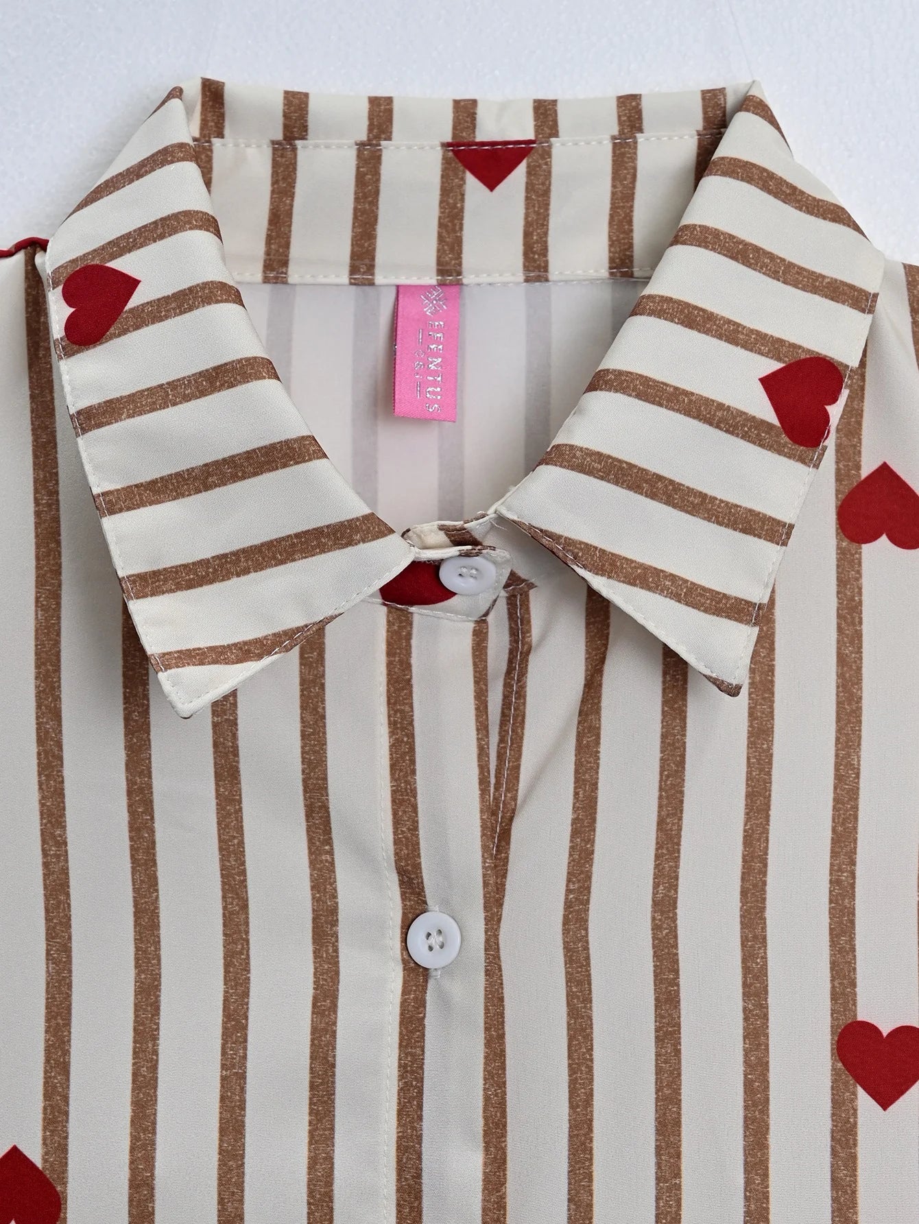 Camisa casual a rayas de manga corta con estampado de corazones y botones delanteros para mujer
