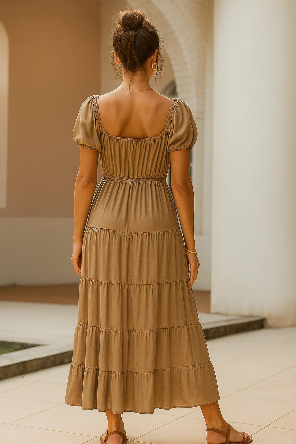 Vestido maxi beige con falda en capas y estilo romántico