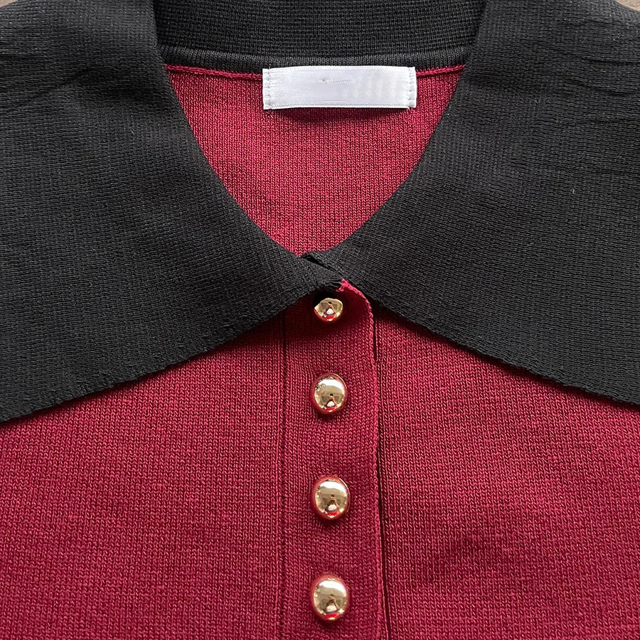 Camiseta Polo de Punto con Cuello en Contraste y Botones Dorados - Estilo Refinado