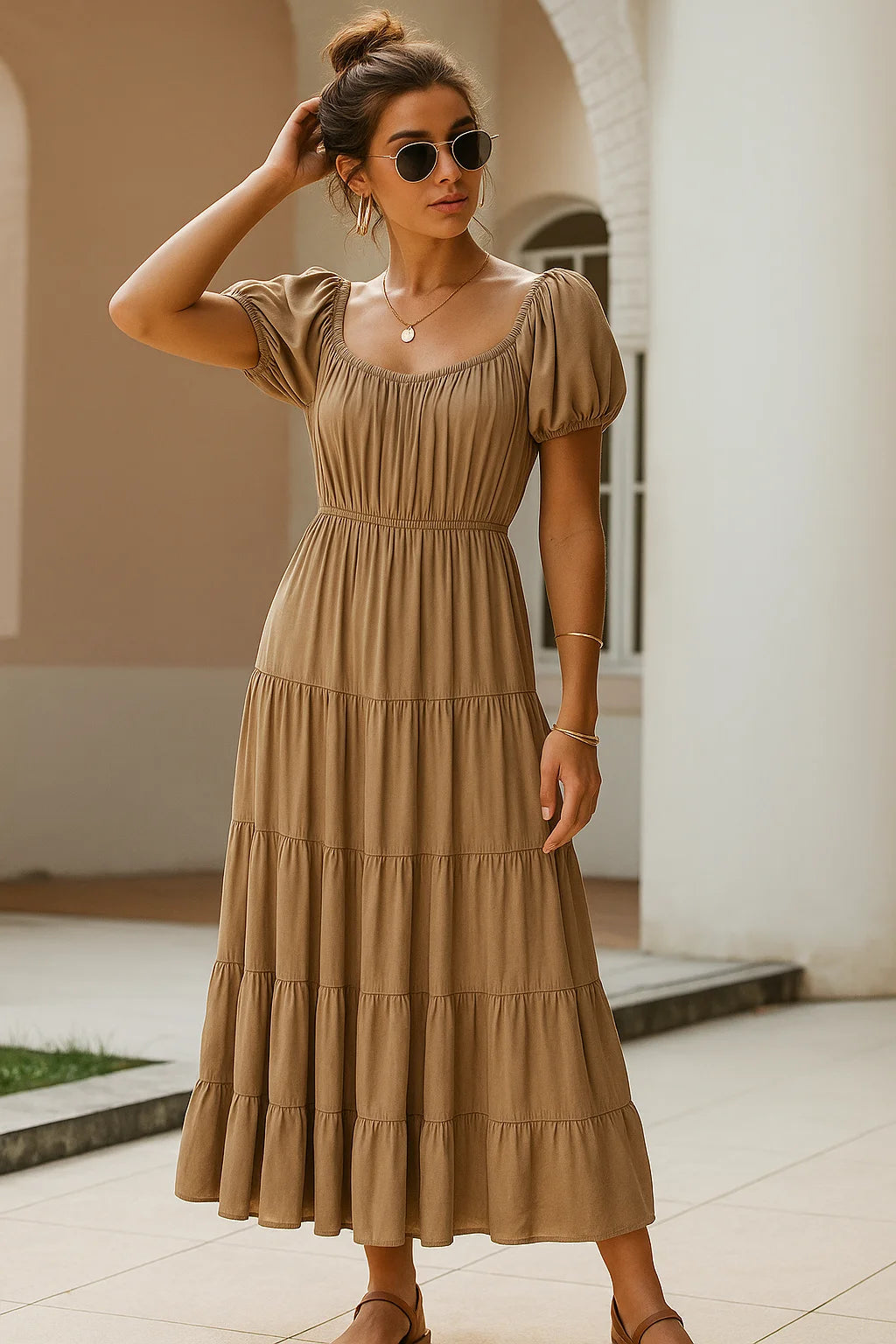 Vestido maxi beige con falda en capas y estilo romántico