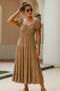 Vestido maxi beige con falda en capas y estilo romántico