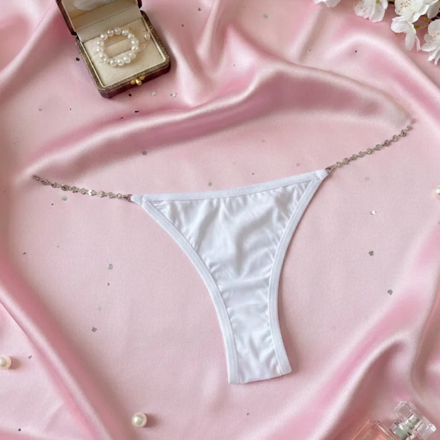 Tanga de Lujo con Ajuste de Cadena de Corazones – Diseño Sexy Premium