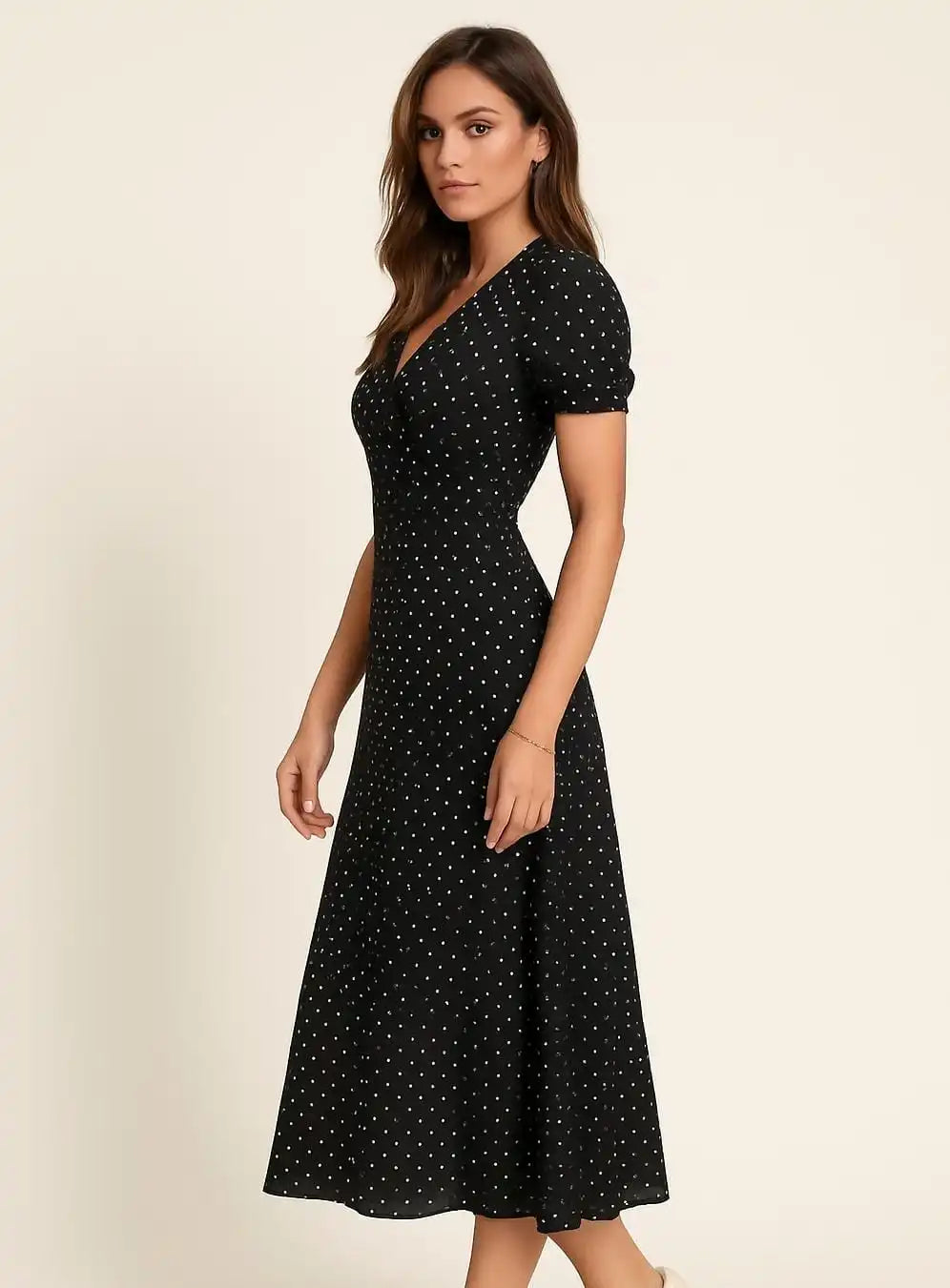 Vestido  midi negro cruzado con lunares blancos elegantes