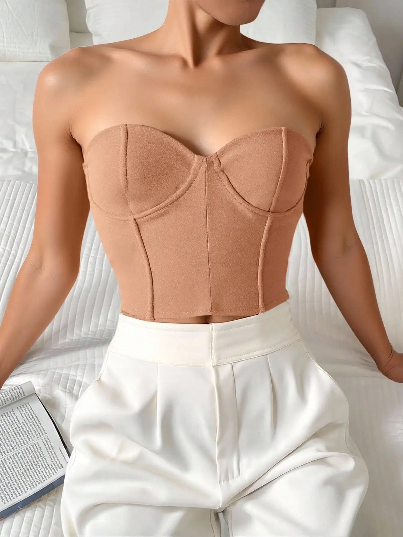 Top corset strapless color camel con varillas y corte ajustado