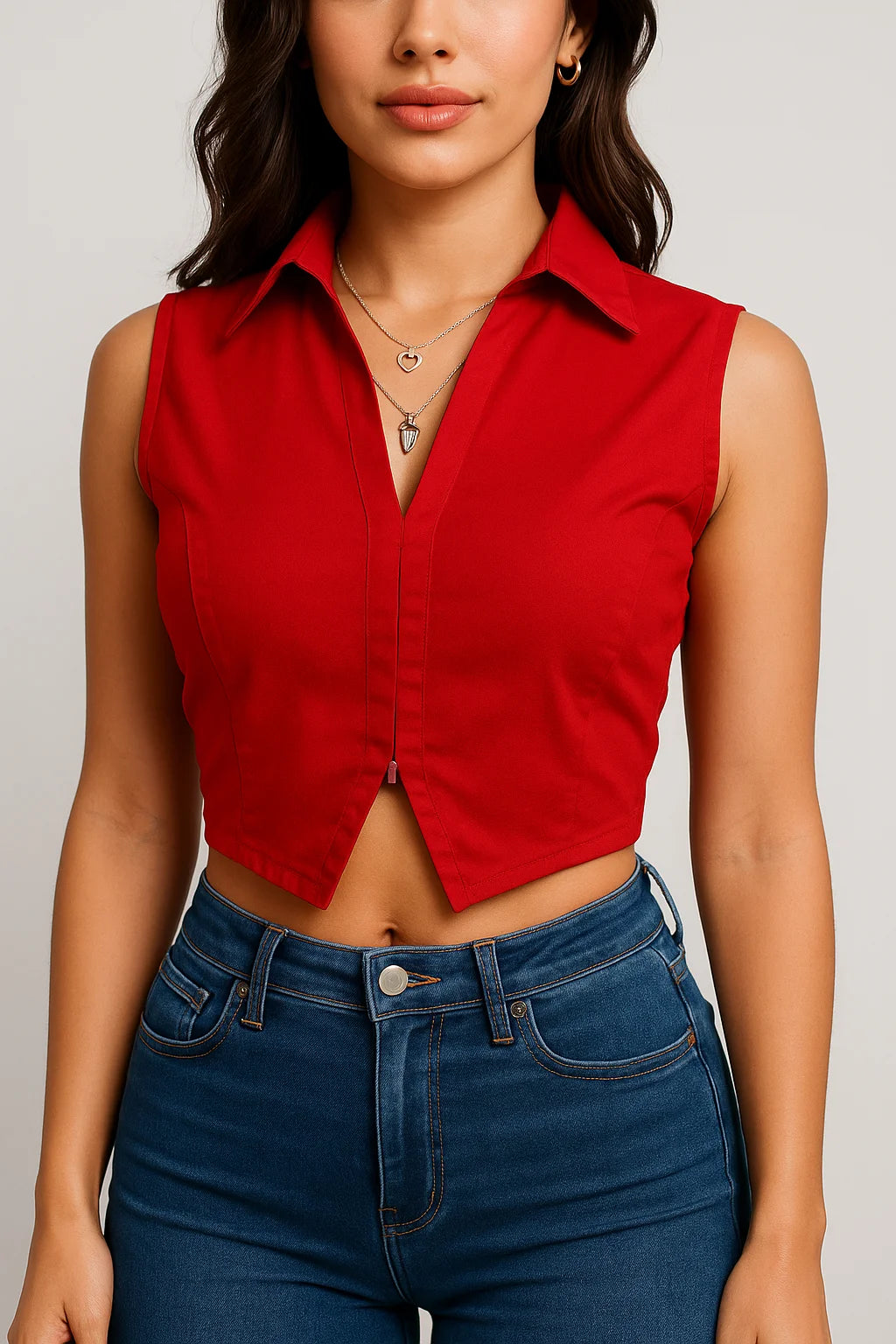 Blusa crop sin mangas con cuello y cierre frontal elegante