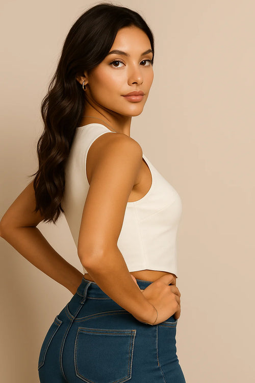 Blusa crop sin mangas con cuello y cierre frontal elegante