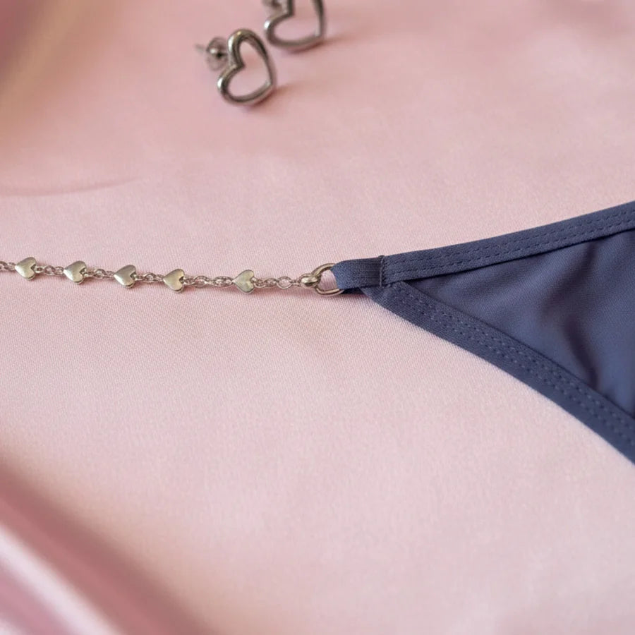 Tanga de Lujo con Ajuste de Cadena de Corazones – Diseño Sexy Premium