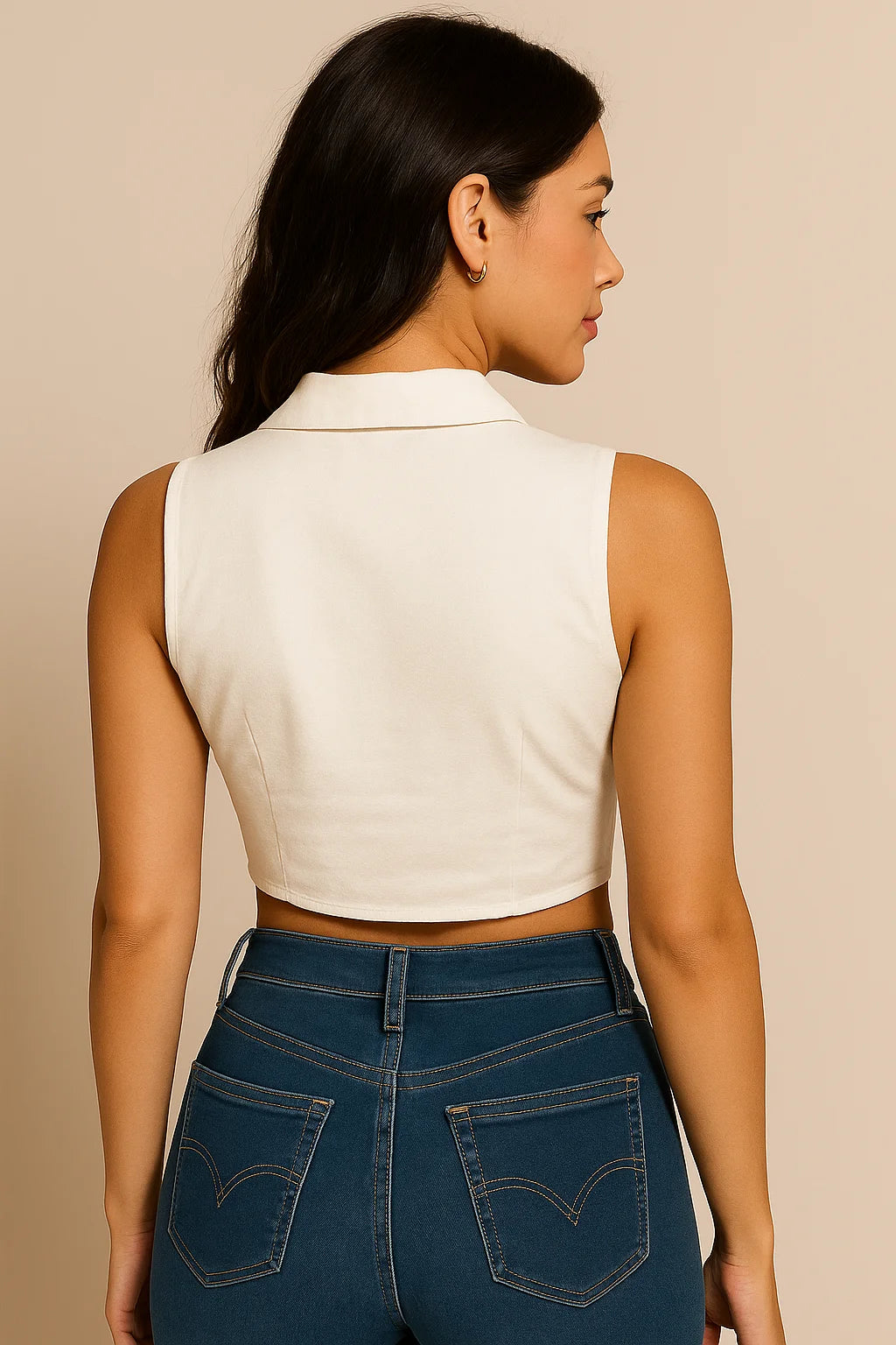 Blusa crop sin mangas con cuello y cierre frontal elegante