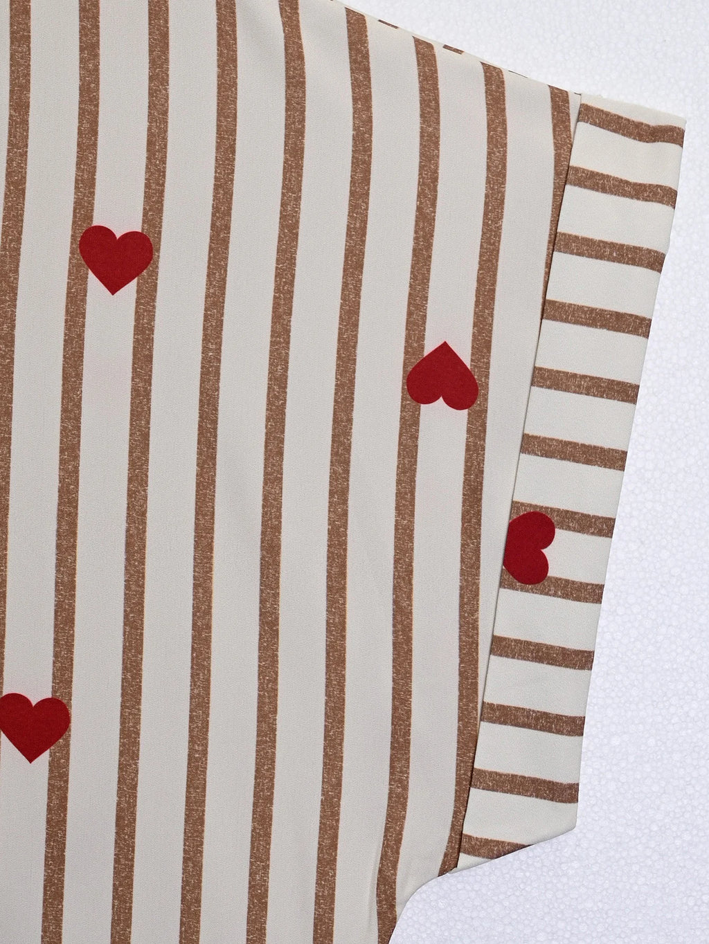 Camisa casual a rayas de manga corta con estampado de corazones y botones delanteros para mujer