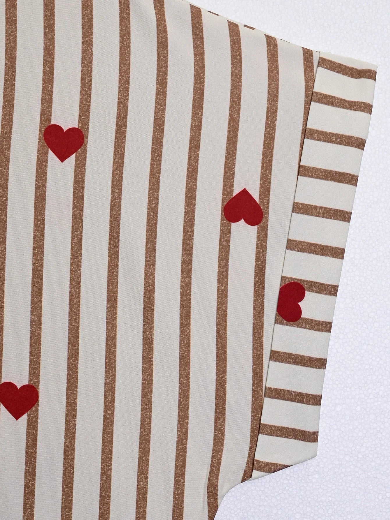 Camisa casual a rayas de manga corta con estampado de corazones y botones delanteros para mujer