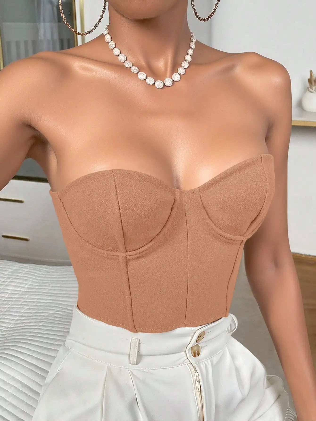 Top corset strapless color camel con varillas y corte ajustado