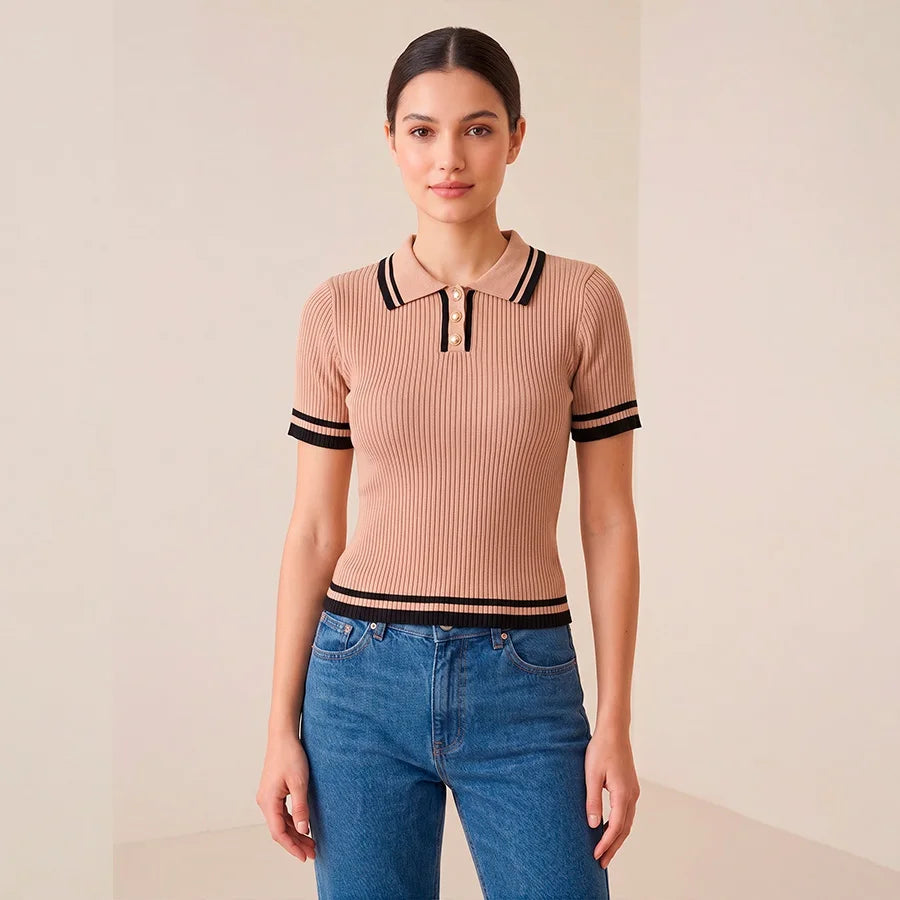 Blusa Polo de Punto Acanalado con Detalles en Contraste y Botones Dorados