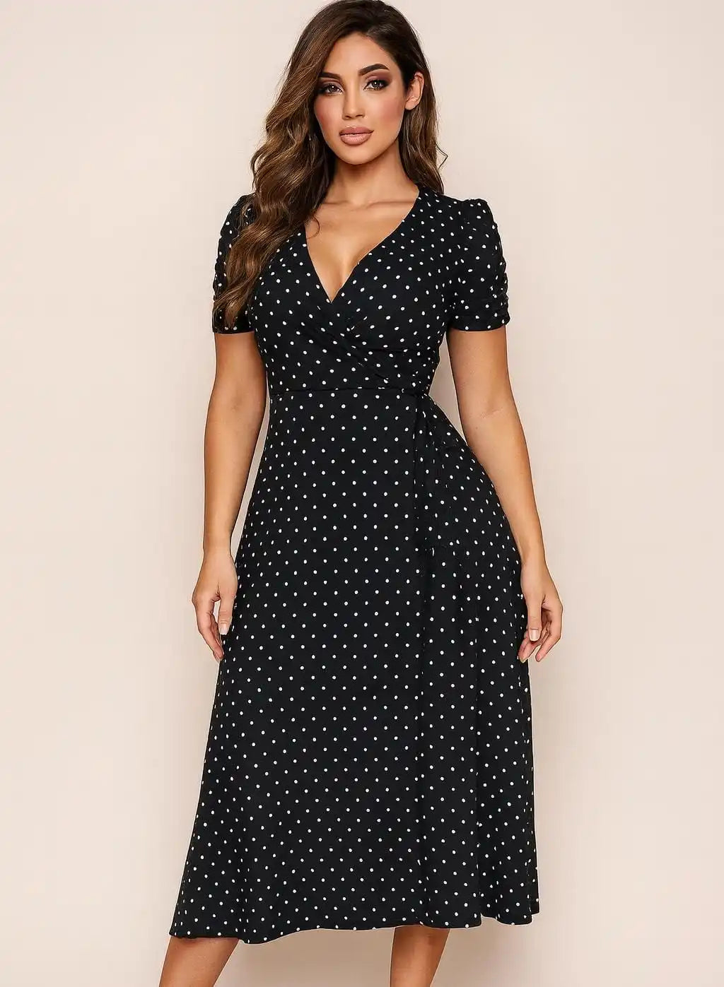 Vestido  midi negro cruzado con lunares blancos elegantes