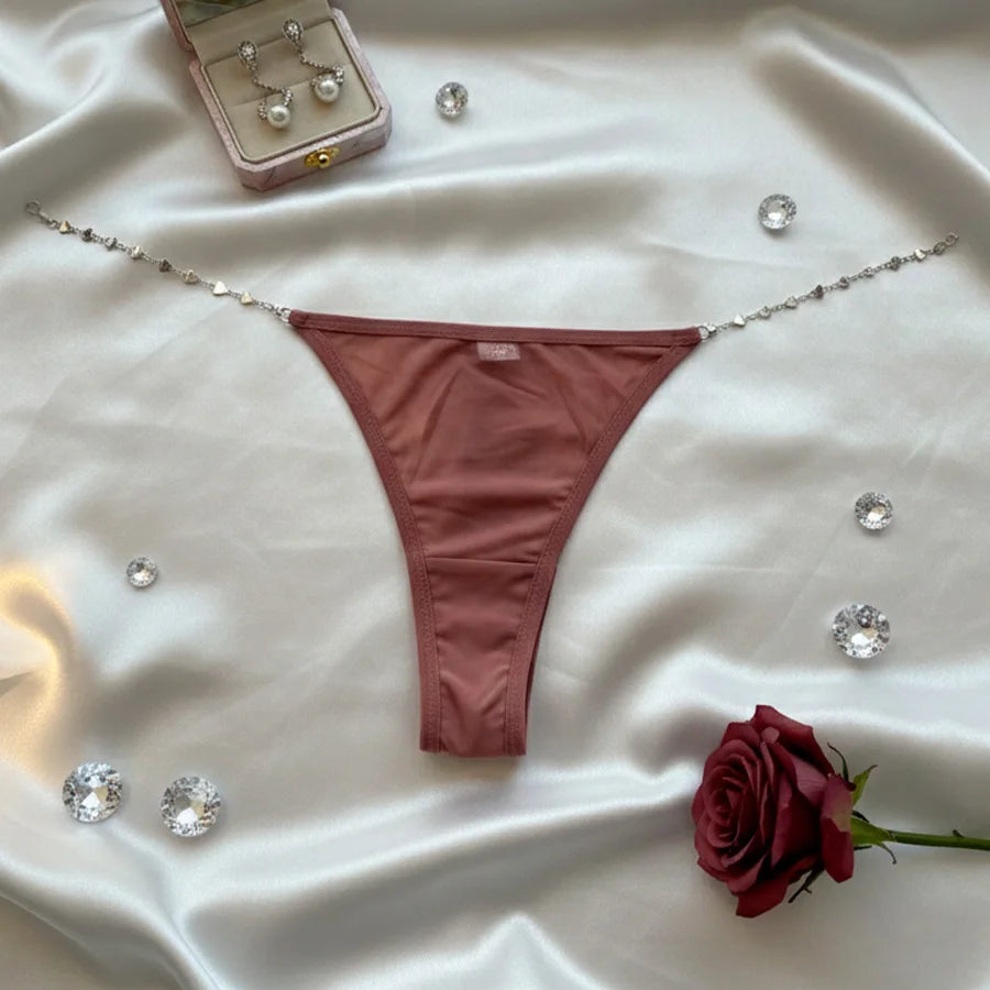 Tanga de Lujo con Ajuste de Cadena de Corazones – Diseño Sexy Premium