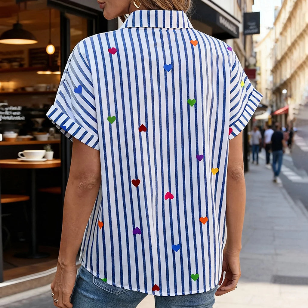 Camisa casual a rayas de manga corta con estampado de corazones y botones delanteros para mujer
