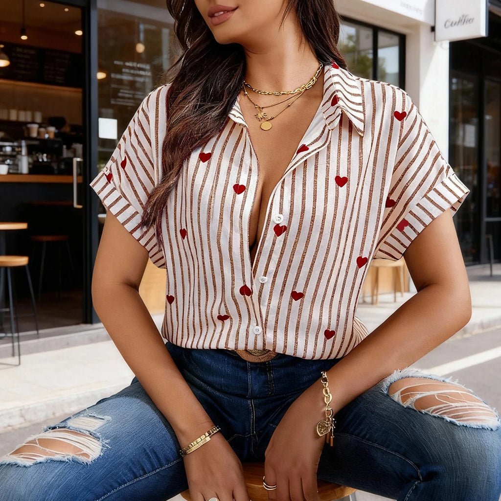Camisa casual a rayas de manga corta con estampado de corazones y botones delanteros para mujer