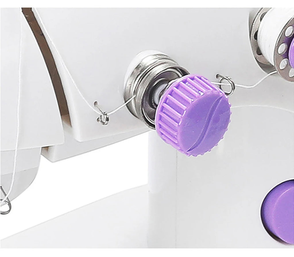 Tijera de coser portátil miniatura para uso doméstico, ideal para el cuidado de prendas y manualidades caseras.