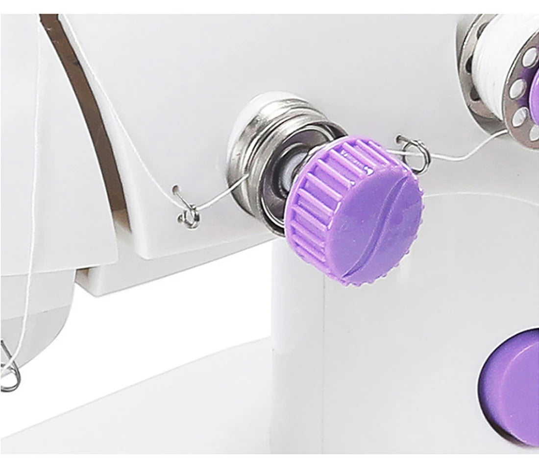 Tijera de coser portátil miniatura para uso doméstico, ideal para el cuidado de prendas y manualidades caseras.