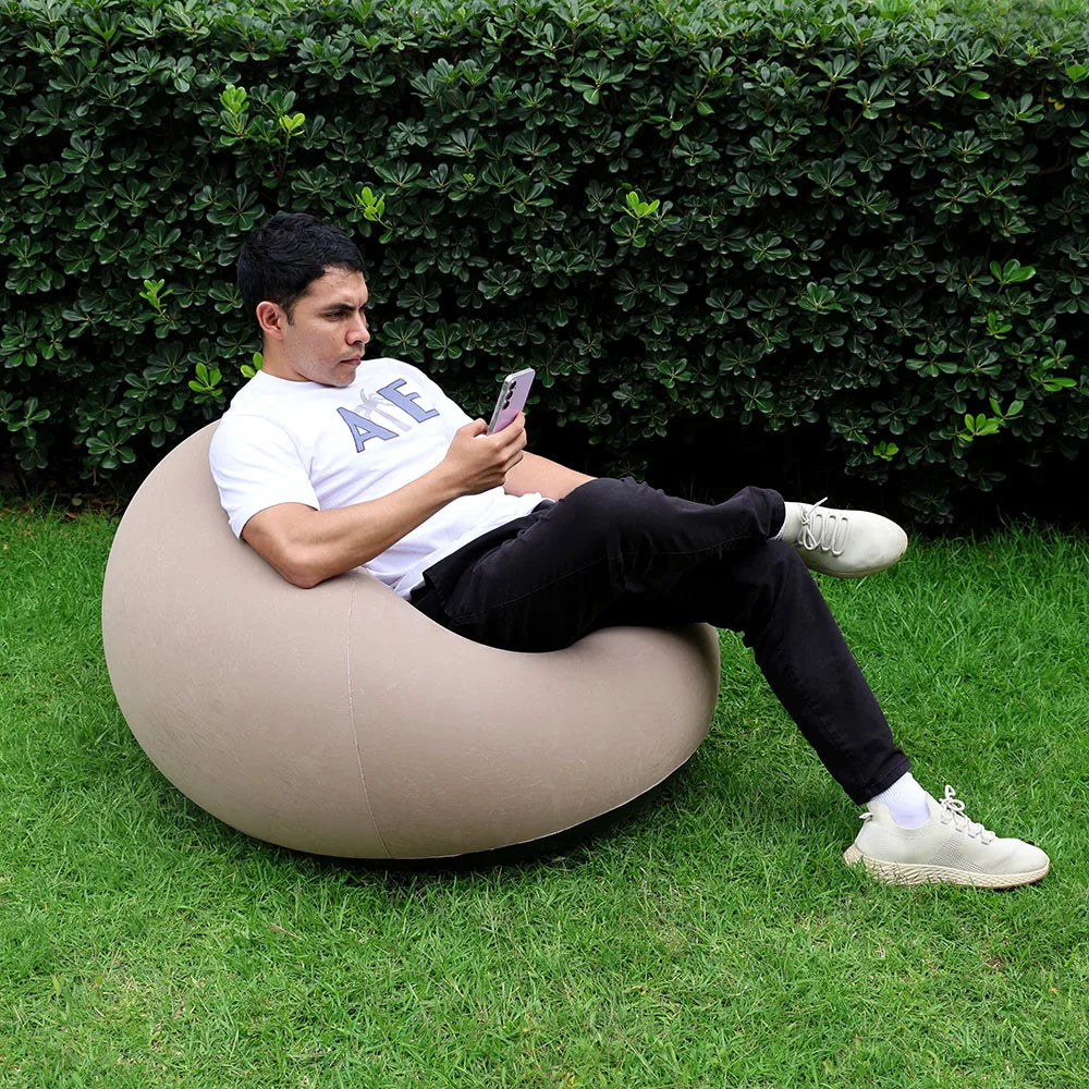 Sofá Inflable Beige de PVC con Superficie Flocada y Diseño Ergonómico | Ligero, Portátil y Fácil de Inflar | Dimensiones 103x60cm, Suave y Resistente | Ideal para Sala, Recámara, Oficina o Terraza, Limpieza Rápida