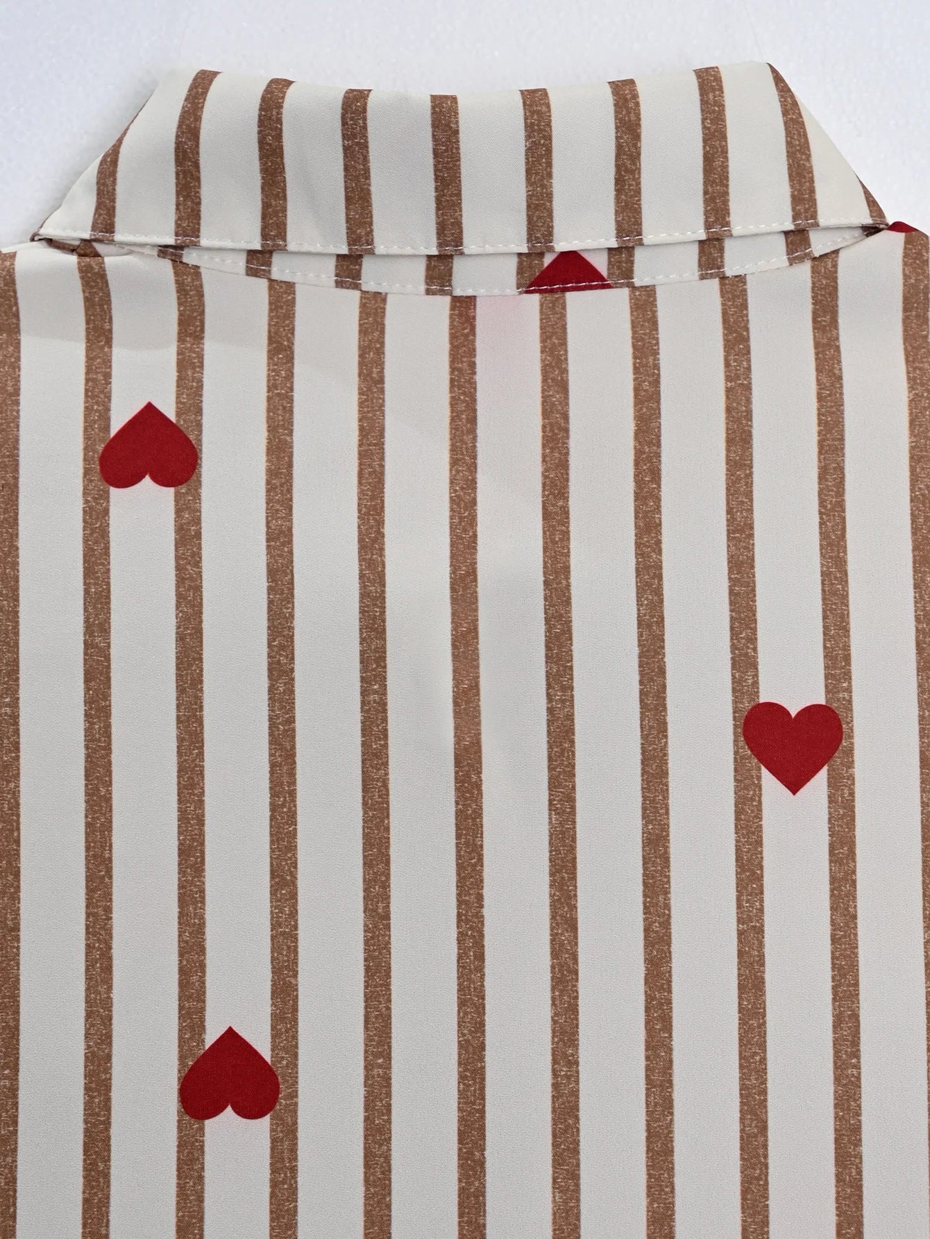 Camisa casual a rayas de manga corta con estampado de corazones y botones delanteros para mujer
