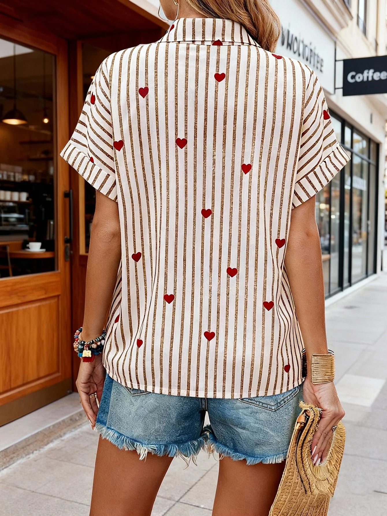 Camisa casual a rayas de manga corta con estampado de corazones y botones delanteros para mujer