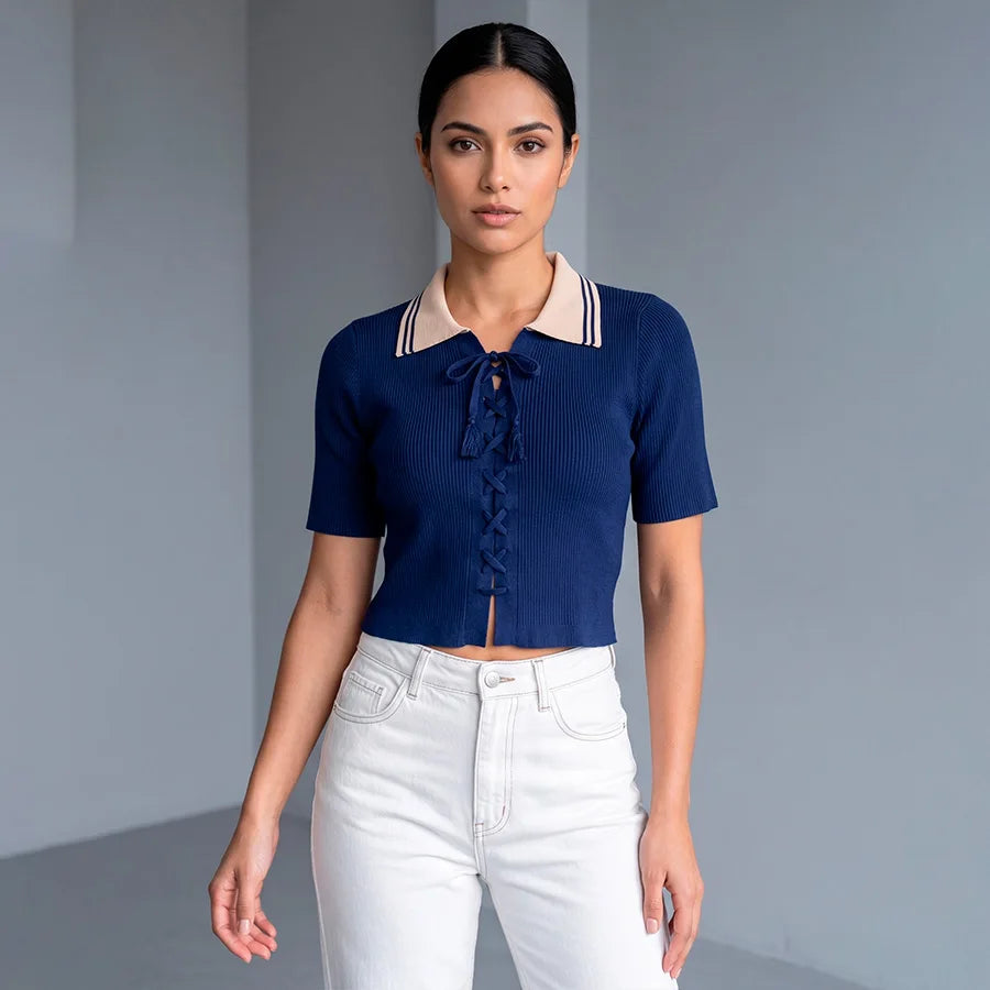 Blusa de Manga Corta Para Dama  en Tejido de Canalé con Cuello Polo y Agujetado Frontal