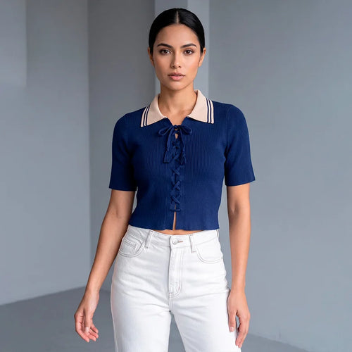 Blusa de Manga Corta Para Dama  en Tejido de Canalé con Cuello Polo y Agujetado Frontal