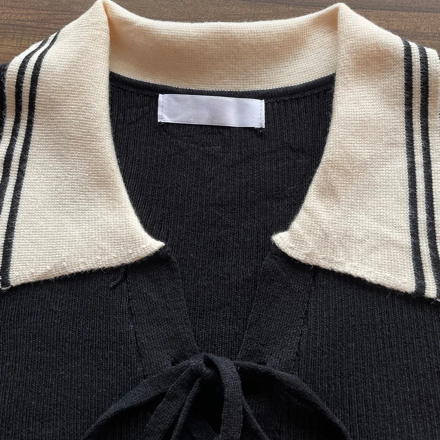 Blusa de Manga Corta Para Dama  en Tejido de Canalé con Cuello Polo y Agujetado Frontal