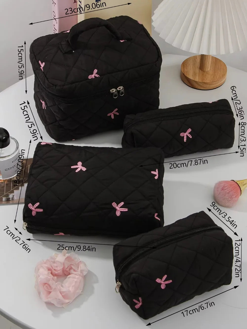 Bolsa de maquillaje portátil negra para mujer, bolsa de cosméticos acolchada con lazo rosa de gran capacidad, bolsa de almacenamiento de artículos de tocador de viaje para mujer