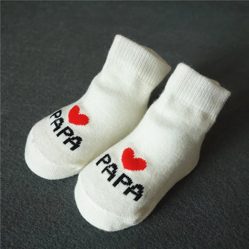 2 pares de calcetines blancos para bebés recién nacidos, bonitos calcetines de algodón Love MAMA PAPA Bebe, regalo para niños pequeños, diseño de paquete de calcetines