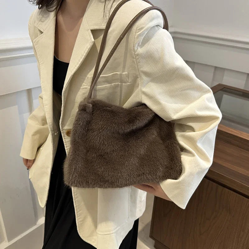 Nuevo bolso de mano de felpa para Otoño e Invierno, bolso de compras cruzado con cadena de Color sólido versátil, bolsos de mensajero con cadena de nuevo diseño para mujer