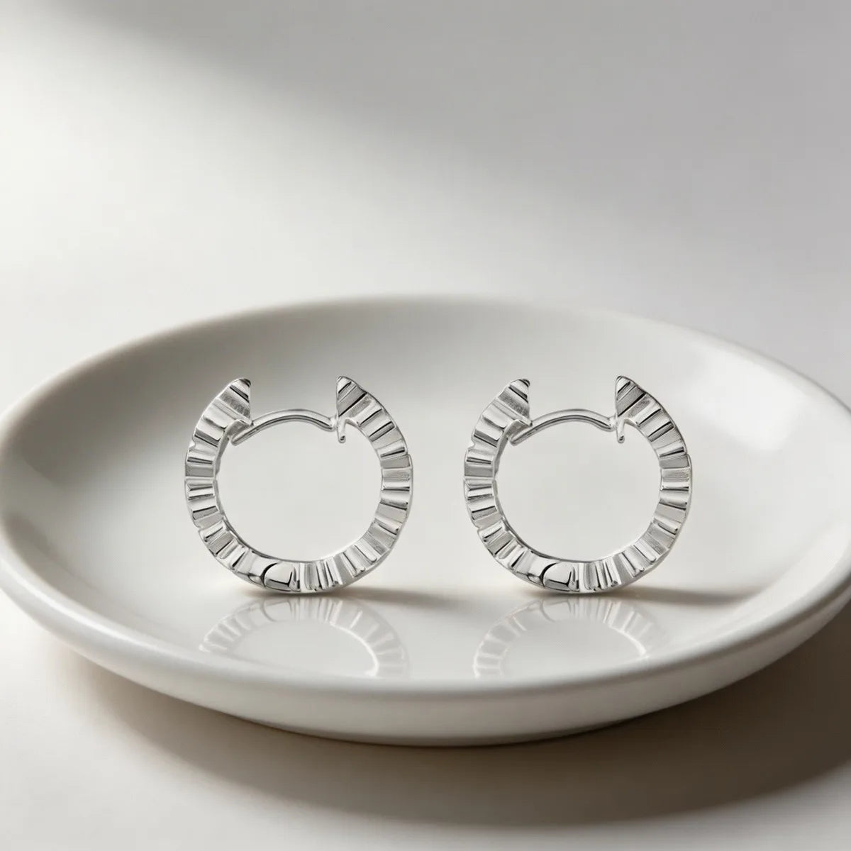 Colección de Pendientes Modernos en Oro y Plata con Detalles de Esmalte y Cristal |   Joyería Minimalista