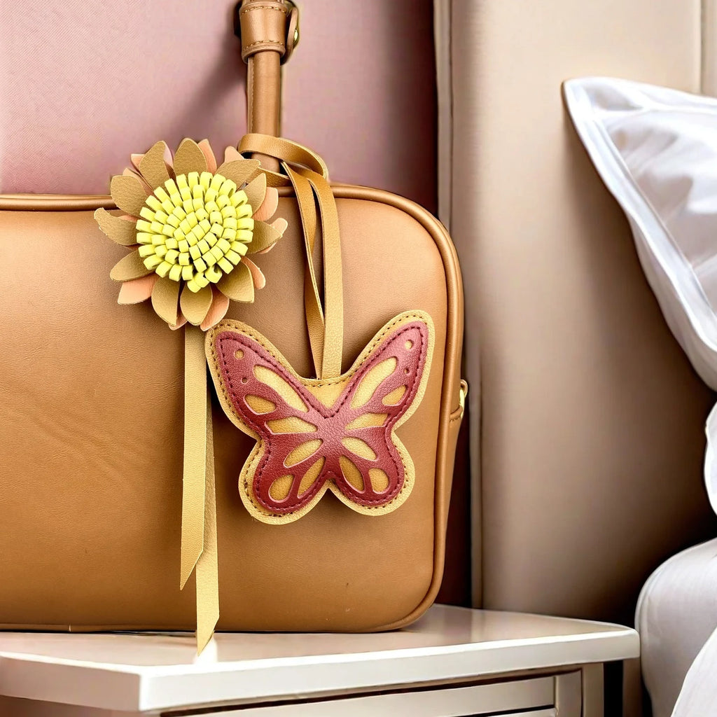 Llavero de mariposa de cuero PU en tonos tierra - Colgante de cuero PU hecho a mano para bolso, accesorio para cartera, regalos florales en tonos neutros cálidos
