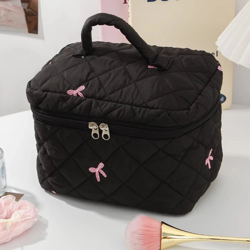 Bolsa de maquillaje portátil negra para mujer, bolsa de cosméticos acolchada con lazo rosa de gran capacidad, bolsa de almacenamiento de artículos de tocador de viaje para mujer