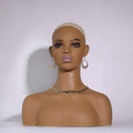 Cabeza de maniquí femenina realista con hombros, labio más completo, pestañas, agujeros para las orejas, cabeza de maniquí de maquillaje africano, busto, soporte para cabeza de peluca