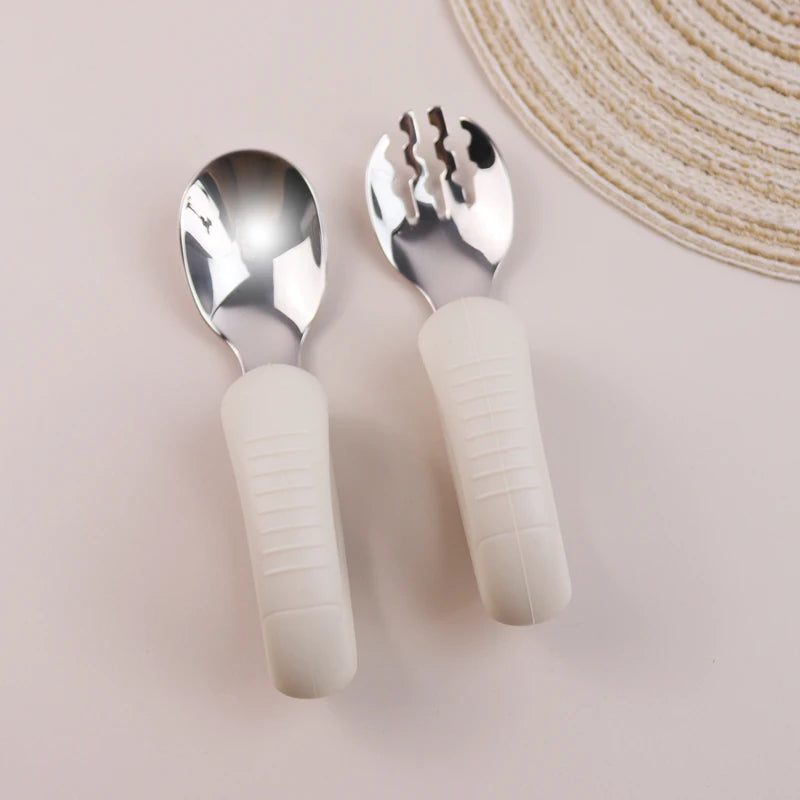 Nuevo Juego de Tenedores y Cucharas de Acero Inoxidable para Bebés, con Mango Corto Fácil de Agarrar y Puntas de Silicona para que los Niños Pequeños Aprendan a Masticar
