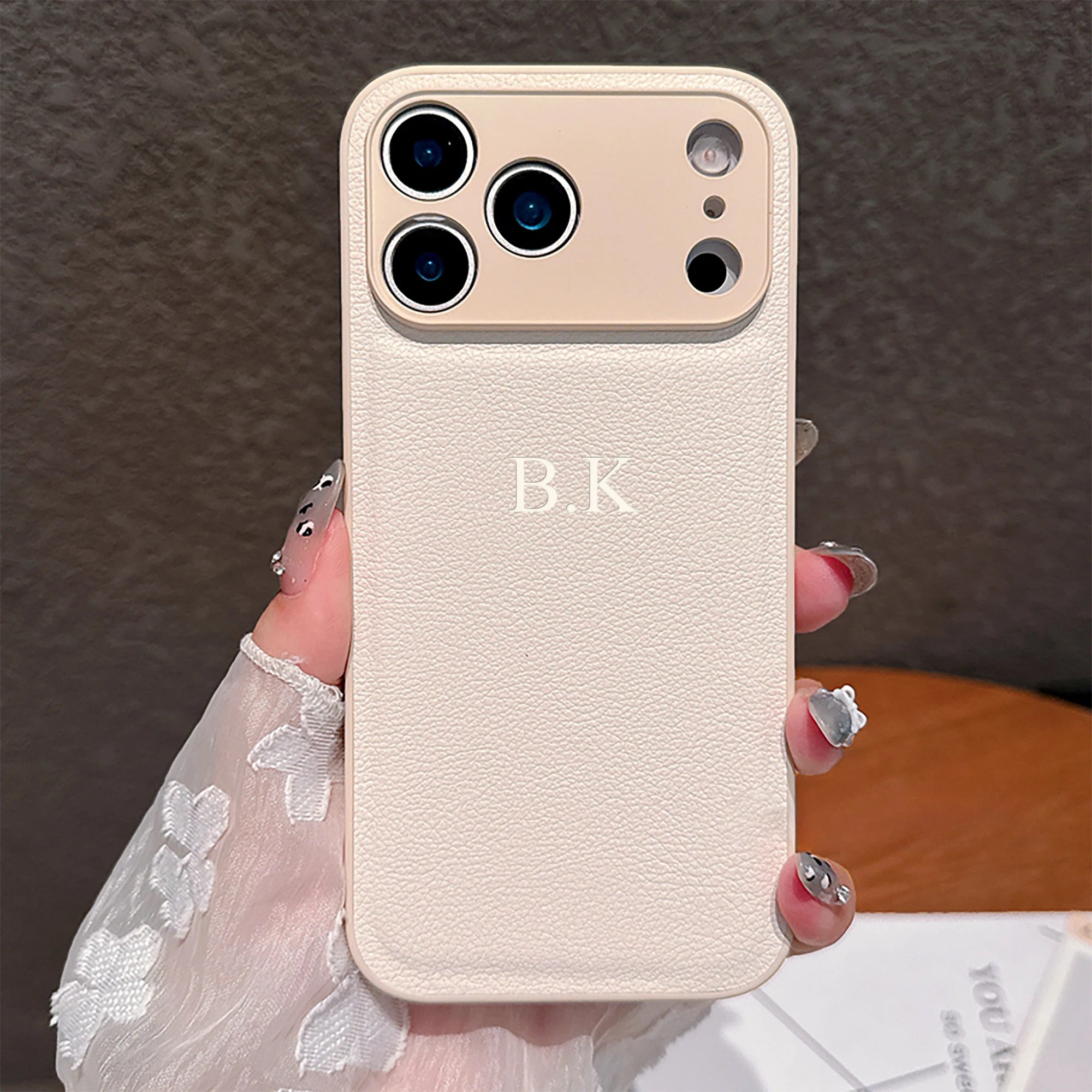 Funda de teléfono de cuero sintético con grabado en caliente 3D DIY con nombre personalizado de lujo para iPhone 17 16 15 14 13 Pro Max Plus Air