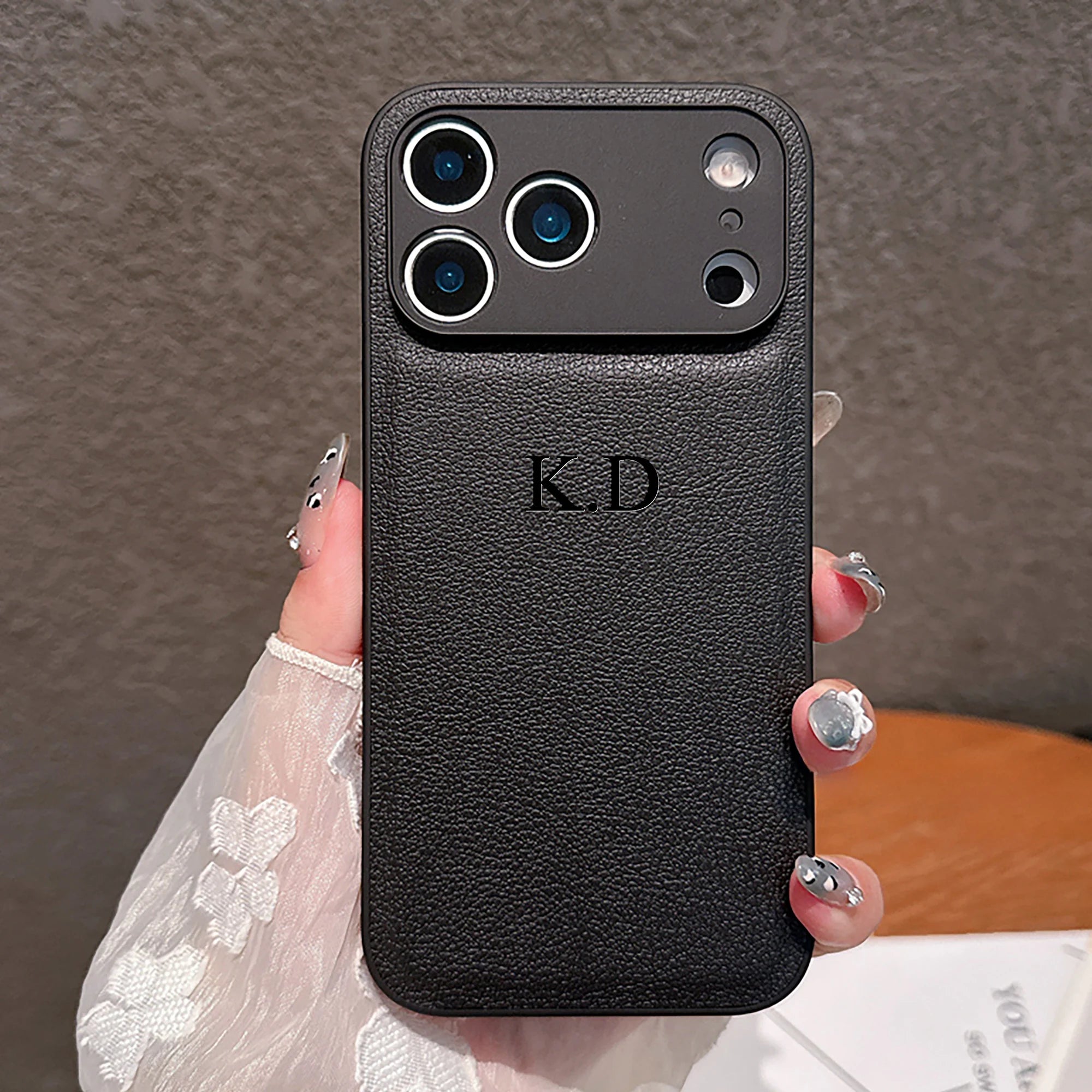 Funda de teléfono de cuero sintético con grabado en caliente 3D DIY con nombre personalizado de lujo para iPhone 17 16 15 14 13 Pro Max Plus Air