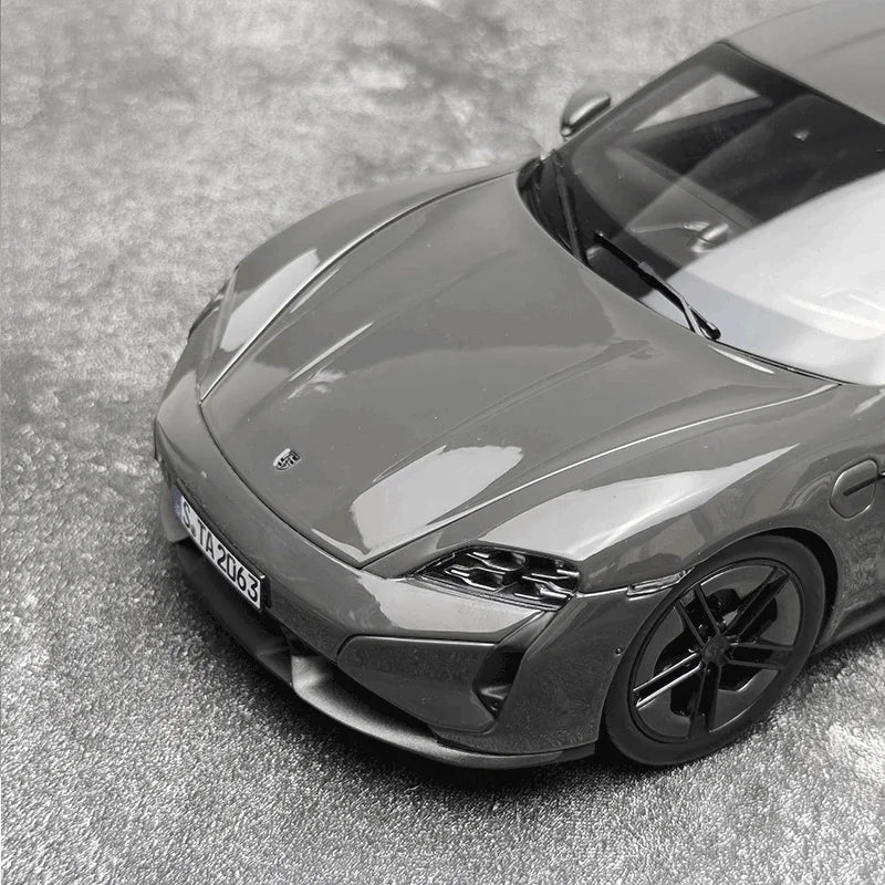 NOREV Escala 1/18 Taycan Turbo S (2024) – Coche deportivo totalmente eléctrico, modelo de aleación, colección de regalos navideños, modelo de coche clásico fundido a presión
