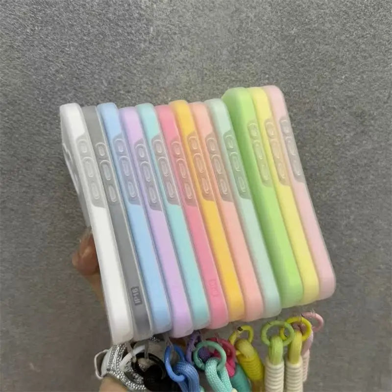 Funda de teléfono transparente de caramelo mate suave para iPhone 17 16 Pro Max 15 14 13 12 11 XS X 7 8 Plus 16e cubierta de cordón con correa para muñeca