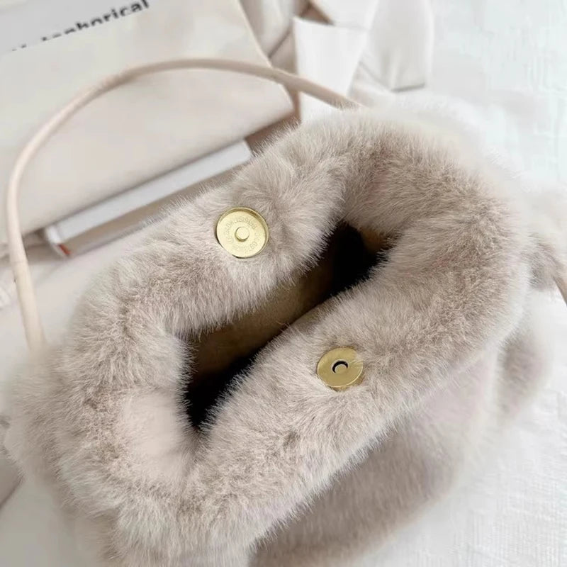 Nuevo bolso de mano de felpa para Otoño e Invierno, bolso de compras cruzado con cadena de Color sólido versátil, bolsos de mensajero con cadena de nuevo diseño para mujer
