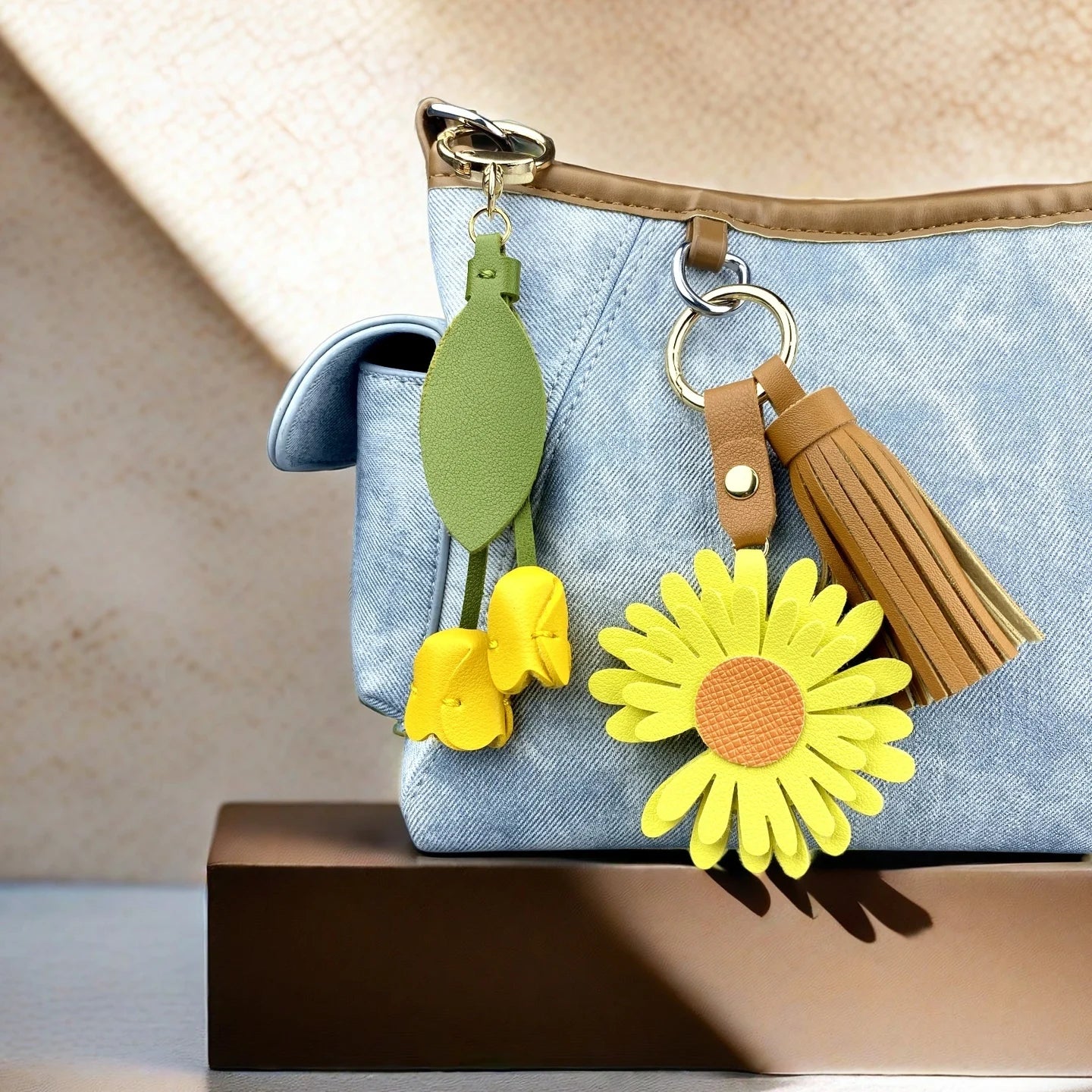 Llavero de mariposa de cuero PU en tonos tierra - Colgante de cuero PU hecho a mano para bolso, accesorio para cartera, regalos florales en tonos neutros cálidos