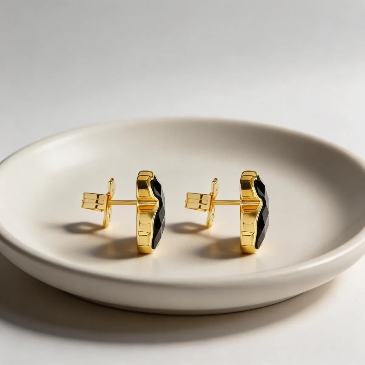 Colección de Pendientes Modernos en Oro y Plata con Detalles de Esmalte y Cristal |   Joyería Minimalista