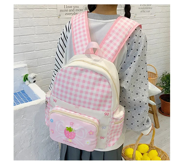 Mochila escolar ligera de nailon a cuadros para niña, bonita mochila impermeable con bordado de fresa Kawaii para ir al trabajo