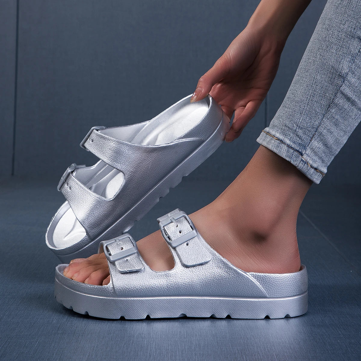 Zapatillas de plataforma de verano para mujer, sandalias de playa sin cordones con hebilla ajustable, chanclas ligeras y cómodas de EVA, suelas gruesas de 4cm