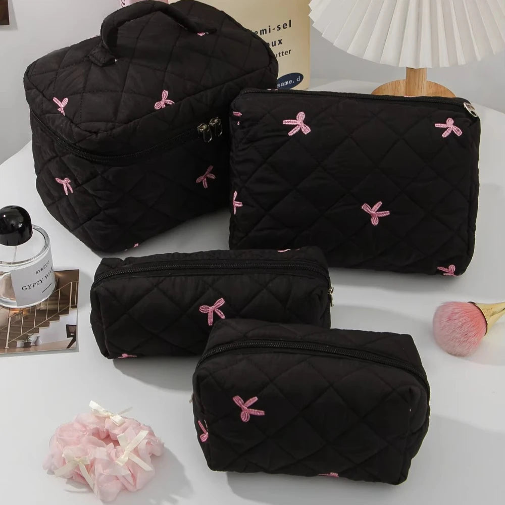 Bolsa de maquillaje portátil negra para mujer, bolsa de cosméticos acolchada con lazo rosa de gran capacidad, bolsa de almacenamiento de artículos de tocador de viaje para mujer