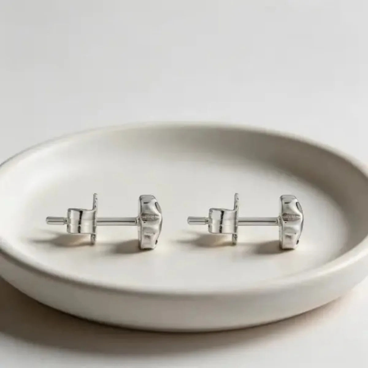 Colección de Pendientes Modernos en Oro y Plata con Detalles de Perlas y Piedras Preciosas |   Joyería Minimalista