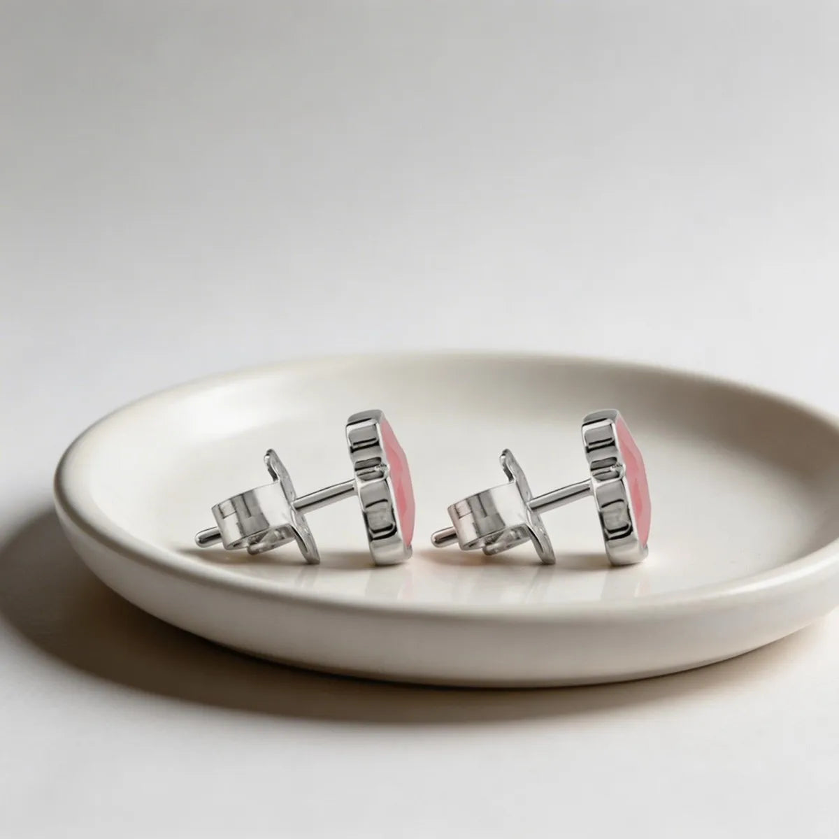 Colección de Pendientes Modernos en Oro y Plata con Detalles de Esmalte y Cristal |   Joyería Minimalista