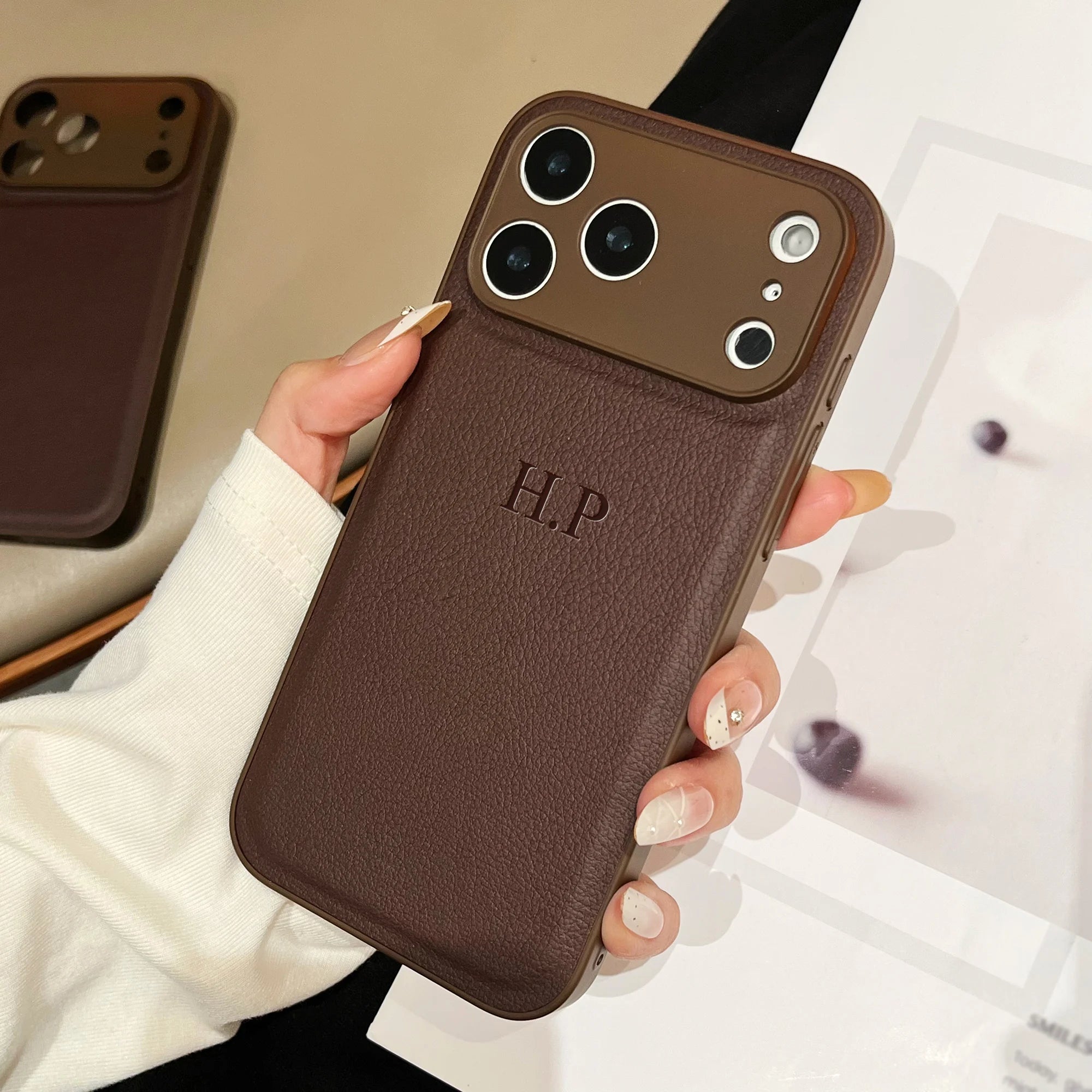 Funda de teléfono de cuero sintético con grabado en caliente 3D DIY con nombre personalizado de lujo para iPhone 17 16 15 14 13 Pro Max Plus Air
