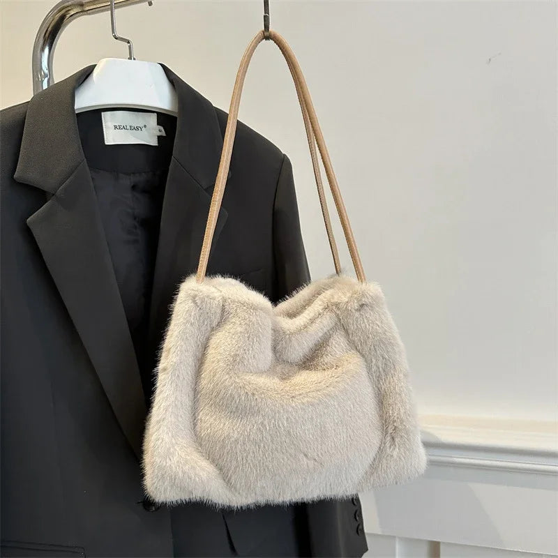 Nuevo bolso de mano de felpa para Otoño e Invierno, bolso de compras cruzado con cadena de Color sólido versátil, bolsos de mensajero con cadena de nuevo diseño para mujer